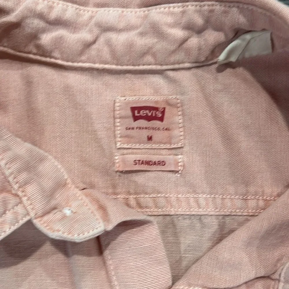 Levi’s standard button up shirt sleeve in light peach - M